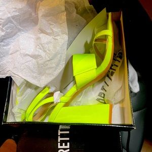Size 7 women’s neon lime shoes